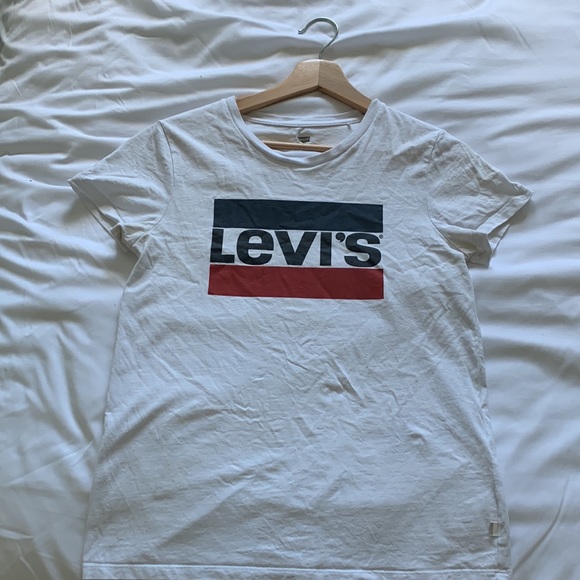 Levi’s white tee - Picture 2 of 3